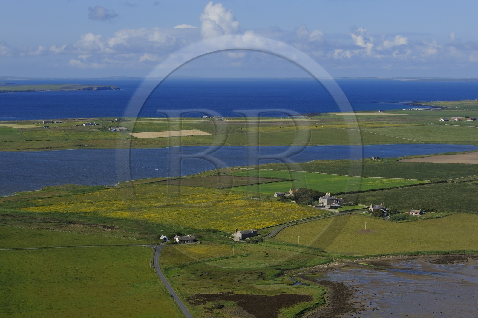 Royaume-Uni, Ecosse, Iles Orcades, Ile de Mainland, champs et fermes éparses (vue aérienne)