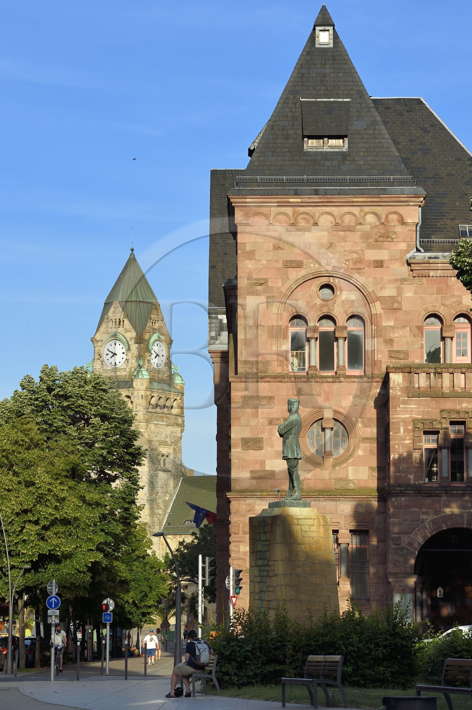France, Moselle (57), Metz, quartier impérial, ancienne poste centrale et la gare de Metz en arrière plan
