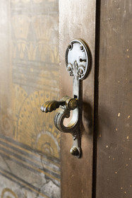 France, Alpes-Maritimes (06),  France, Alpes Maritimes (06), Beaulieu sur Mer, villa Kerylos de style neo-grec construite en 1908 par architecte Emmanuel Pontremoli, poignée de porte reprenant des formes et motifs grecs antiques