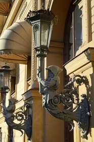 Suède, Stockholm, lampadaires d'un immeuble sur Kungstradgardsgatan en bordure de Kungstradgarden
