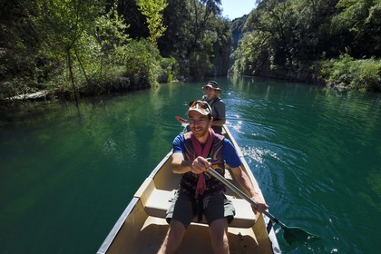 Var (83) rive gauche et Alpes-de-Haute-Provence (04) rive droite, Parc Naturel Régional du Verdon, Basses Gorges du Verdon en aval du lac de Sainte Croix, découverte en canoe des gorges de Baudinard