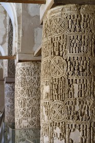 Iran, Province d'Ispahan, désert du Dasht-e Kavir, ville de Nain ou Na'in, la mosquée Jameh de style Khorasani est l'une des plus anciennes (9ème siècle) en Iran et encore en activité aujourd'hui, colonne décorée de stucs finement détaillée autour du mihrab