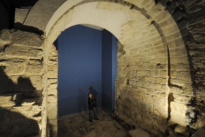 France, Paris (75), ruine de l'arche sur la rivière Bièvre de l’enceinte de Philippe Auguste au deuxième sous-sol de la poste de la rue des Ecoles