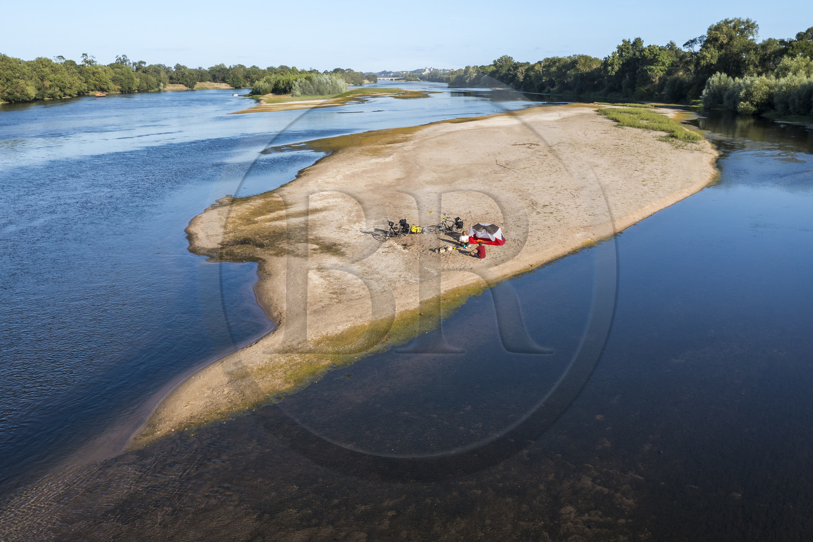 France, Maine-et-Loire (49), vallée de la Loire classée au Patrimoine Mondial par l'UNESCO, randonnée à bicyclette le long des berges de la Loire, campement pour la nuit sur un des bancs de sable formant des îles sur la Loire (vue aérienne)