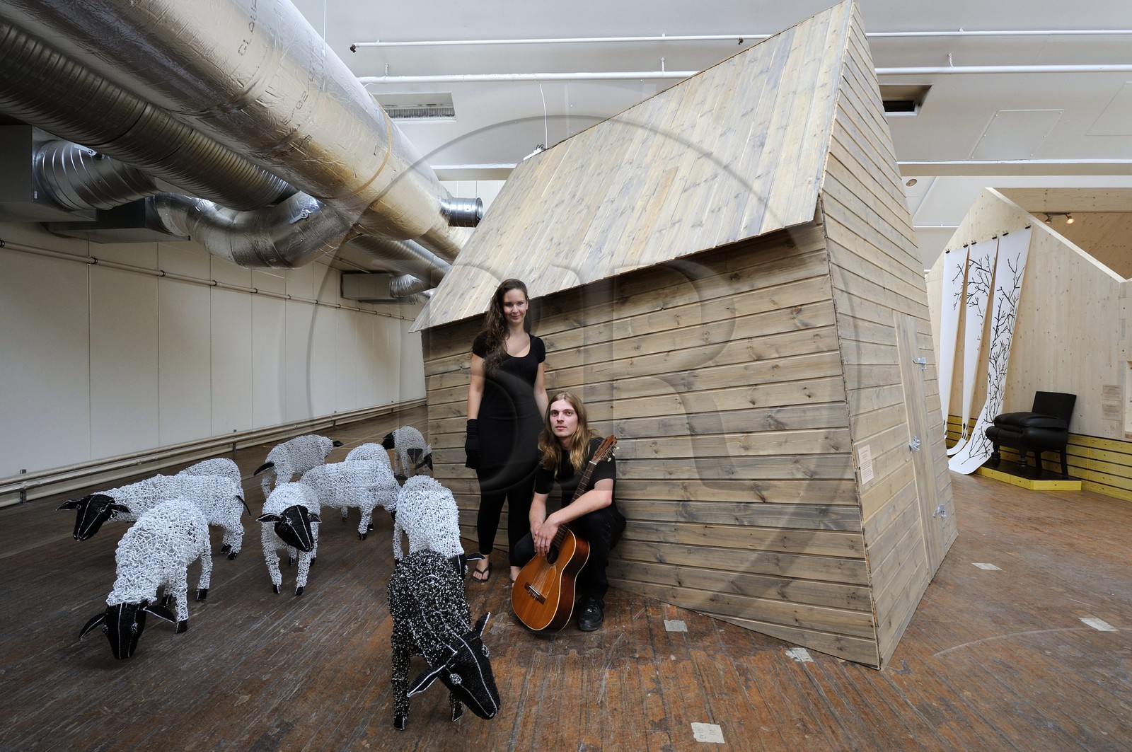 Norvège, Rogaland, Sandnes, exposition de design A World of Folk (Stavanger 2008), cabane penchée de Laurens Manders et moutons de Streetwires