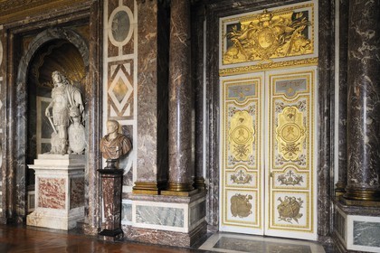 France, Yvelines (78), château de Versailles, classé Patrimoine Mondial de l'UNESCO, les Grands Appartements, salon de Venus, statue de Louis XIV vétu à l'antique par Jean Warin (1672).
