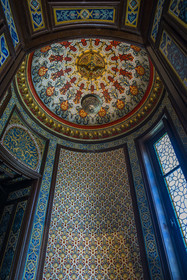 France, Pyrénées-Atlantiques (64), la côte du Pays-Basque, Hendaye, chateau d'Abbadia construit en 1870 par Eugène Viollet-le-Duc pour Antoine d'Abbadie d'Arrast, le fumoir arabe avec sa coupole peinte et parois en staff de style mauresque