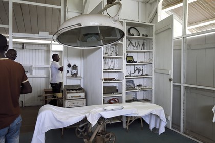 Gabon, Province du Moyen-Ogooué, Lambaréné, l'ancien Hopital Albert Schweitzer devenu musée, la Grande Pharmacie (policlinique), la salle de chirurgie