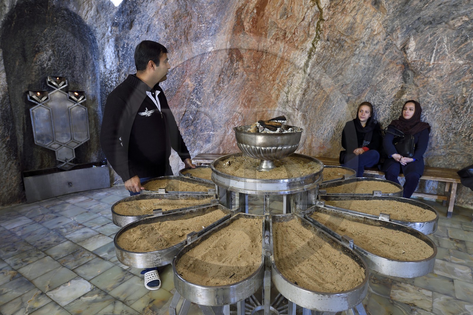 Iran, Province de Yazd, temple du feu de Chak Chak qui est un haut lieu de pélérinage pour les Zoroastriens, le feu sacré sur une fleur de lotus en symbole de paix, en arrière plan les trois lumières pour bonnes pensée, bons mots et bons actes