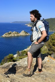 France, Var (83), Iles d'Hyères, Parc national de Port Cros, Ile de Port-Cros, plage de la Palud, Johann Cerisier, garde moniteur du parc national de Port-Cros en tournée de surveillance au rocher du Rascas (en arrière plan)