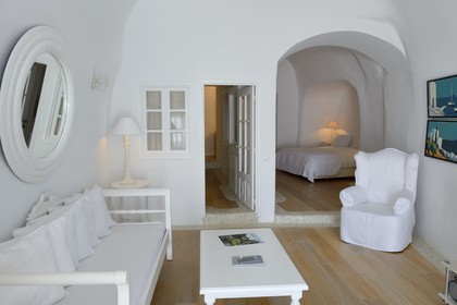 Grèce, Les Cyclades, mer Égée, île de Santorin (Thira ou Théra), village de Oia, l'hôtel Relais & Châteaux Kirini Suites & Spa, une suite