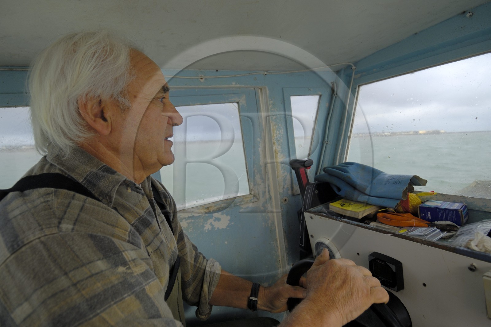 France, Charente-Maritime (17), le bassin Marrennes-Oléron au large de l'Ile d'Oléron, l'ostréiculteur André Massé