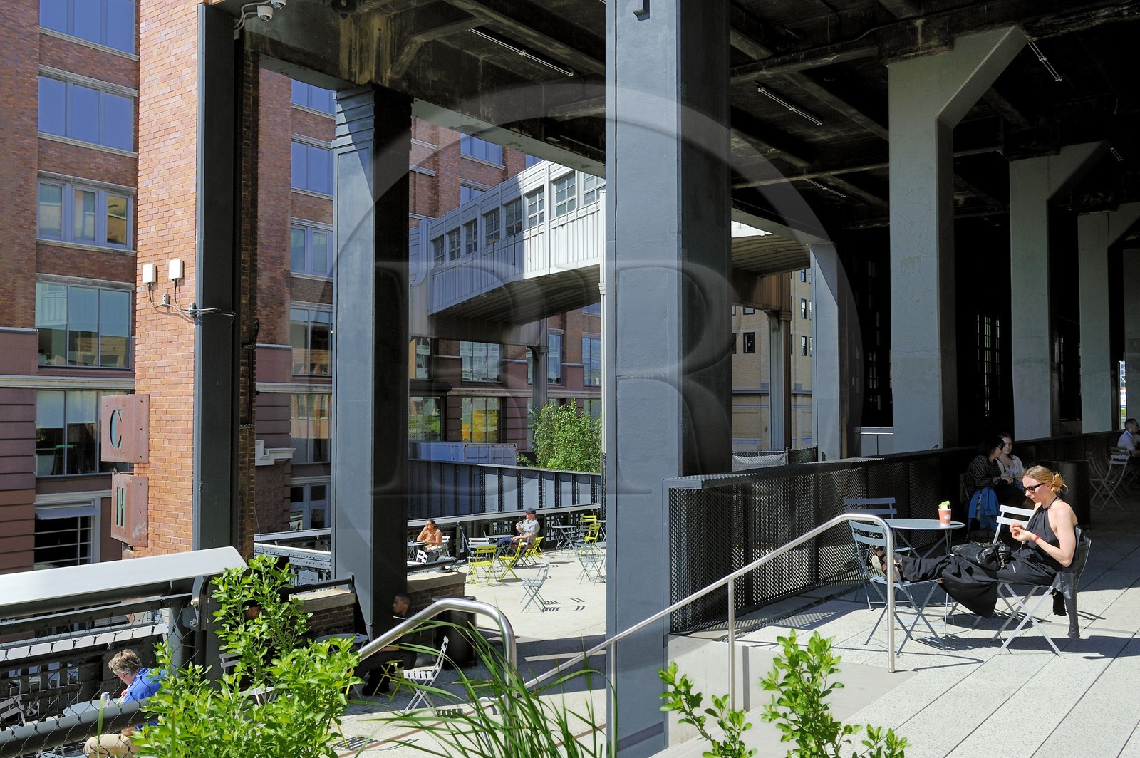 United States, New York, Manhattan, Meatpacking district (Gansevoort Market), the High Line is a park built on a section of the former elevated freight railroad spur, where the tracks run through the second floor of the Chelsea Market building and people sitting on chairs
