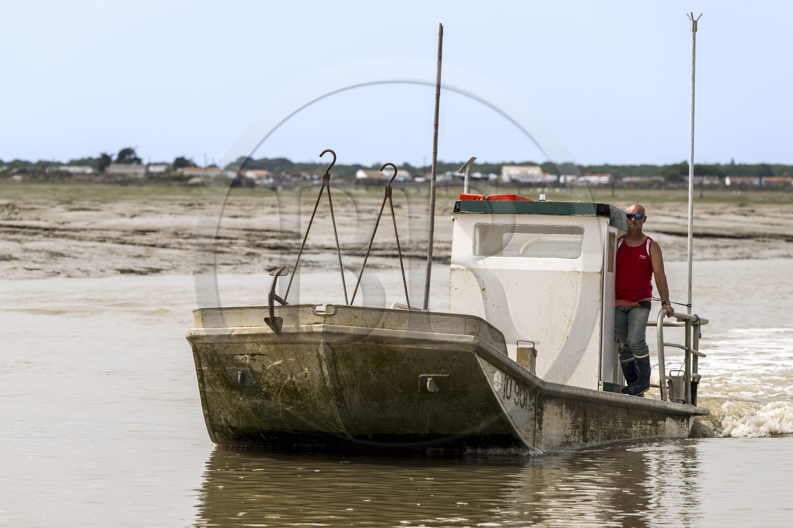 France, Charente-Maritime (17), Ile d'Oléron, Dolus-d’Oléron, barge ostréicole dans le chenal d’Arceau