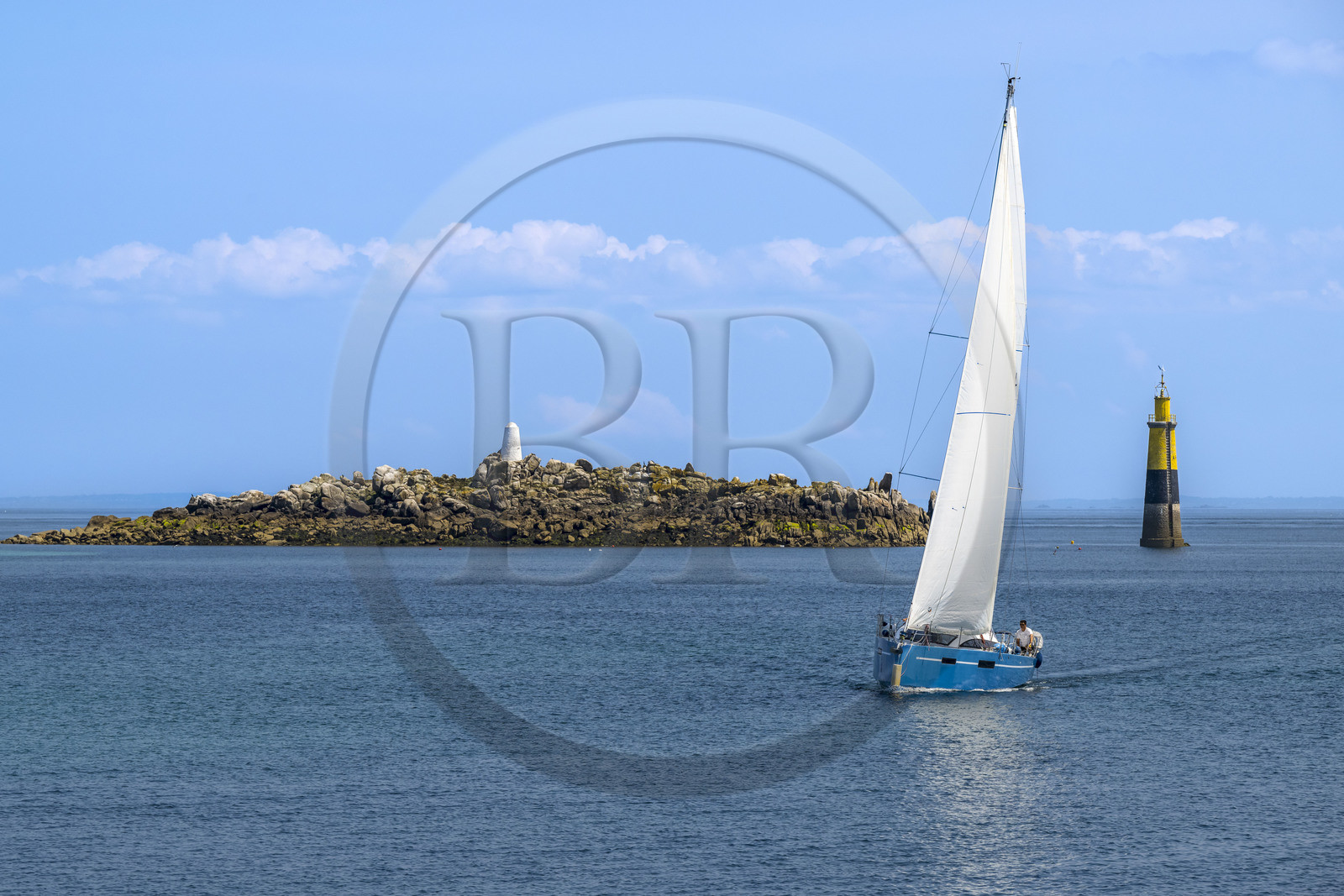 France, Finistère (29), Roscoff, ilots découverts à marée basse, voilier passant au large d'un amer