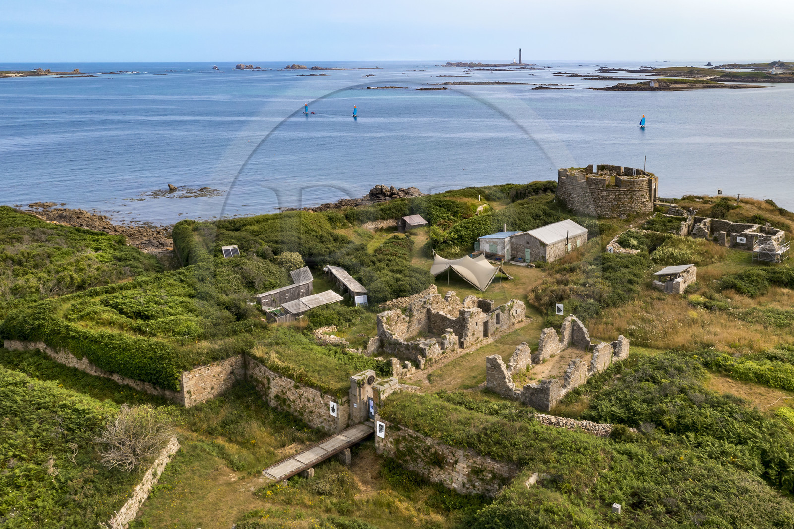 France, Finistère, Abers Country (Pays des Abers), Aber Wrac'h estuary, fort built by Vauban at the beginning of the 18th century on Ile Cèzon, the Virgin Island lighthouse in the background (aerial view)