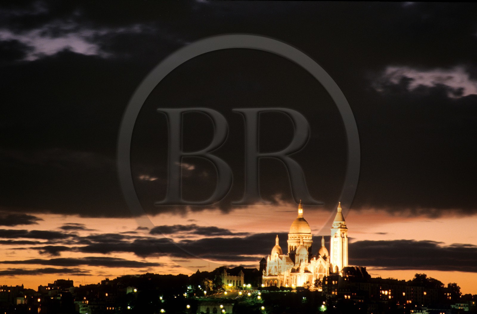 France, Paris (75018), le Sacré-Coeur et Montmartre vus du quai de Jemmapes