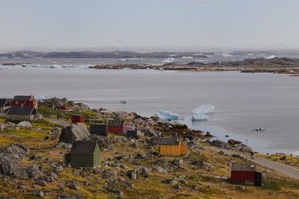 Groenland, ville de Nanortalik au sud du pays et icebergs dans la baie