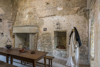 France, Aveyron (12), parc naturel régional des Grands Causses, le fort cistercien de Saint-Jean-d’Alcas, ancien habitat de l'abbesse de Nonenque dans l'église fortifiée