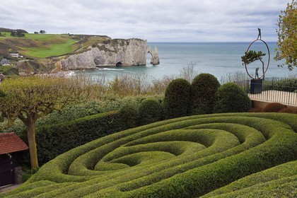 France, Seine-Maritime (76), Pays de Caux, Côte d'Albâtre, Etretat, Les Jardins d'Etretat de Alexander Grivko, sculpture L'été, bronze fer Armenie 2019 de l'artiste Gevorg Tadevosyan