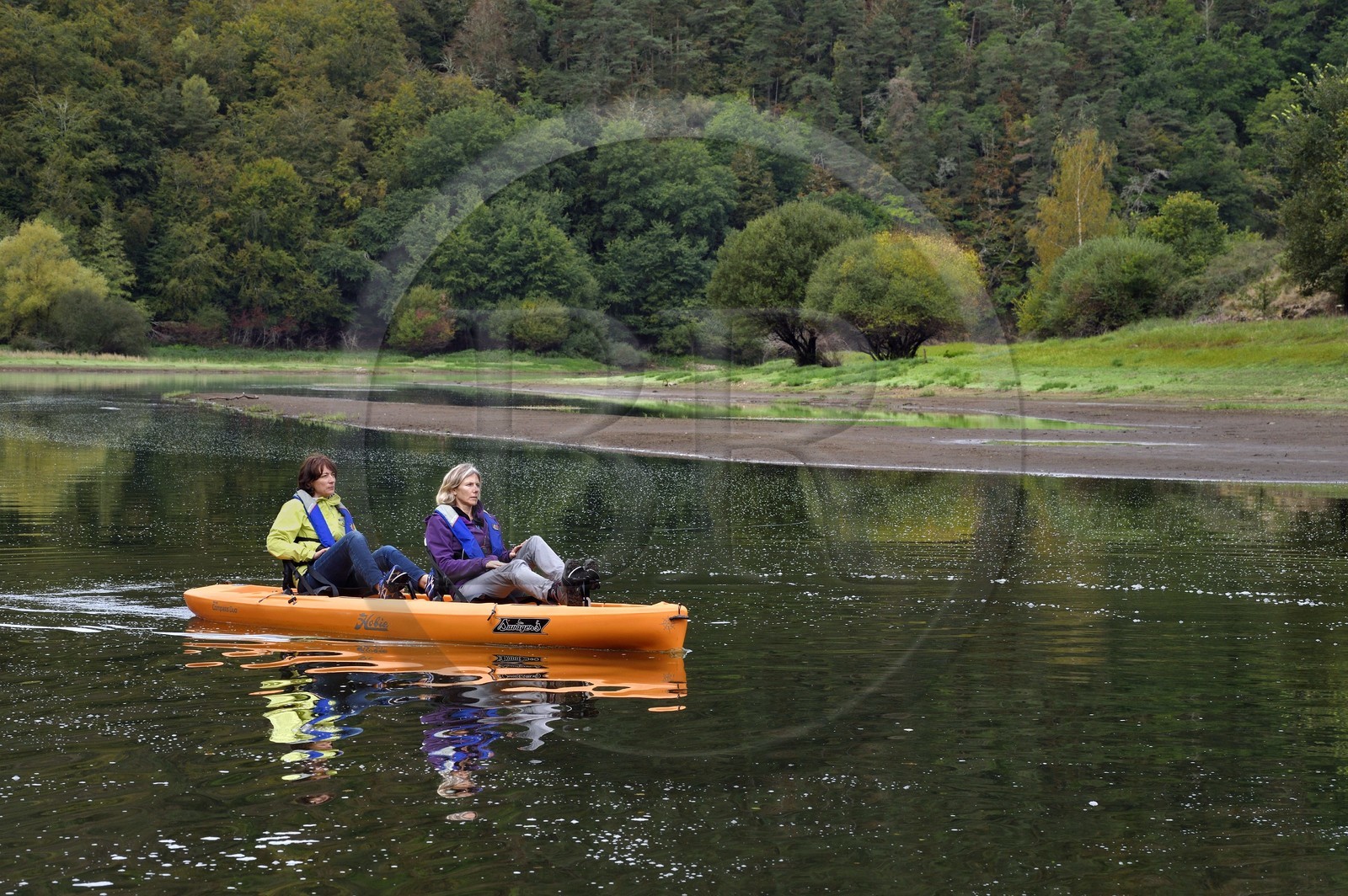 France, Cantal (15), Gorges de la Truyère, découverte en kayak à pédales de la rivière Truyère au pied du village de Chaliers