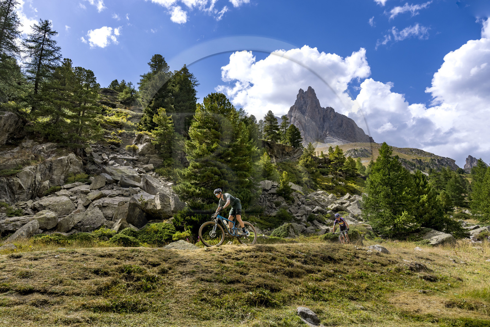 France, Hautes Alpes (05), le Briançonnais, Névache, cyclistes en VTT dans la vallée de la Clarée, le massif des Cerces et les pointes de la Main de Crépin (2942m) en arrière-plan