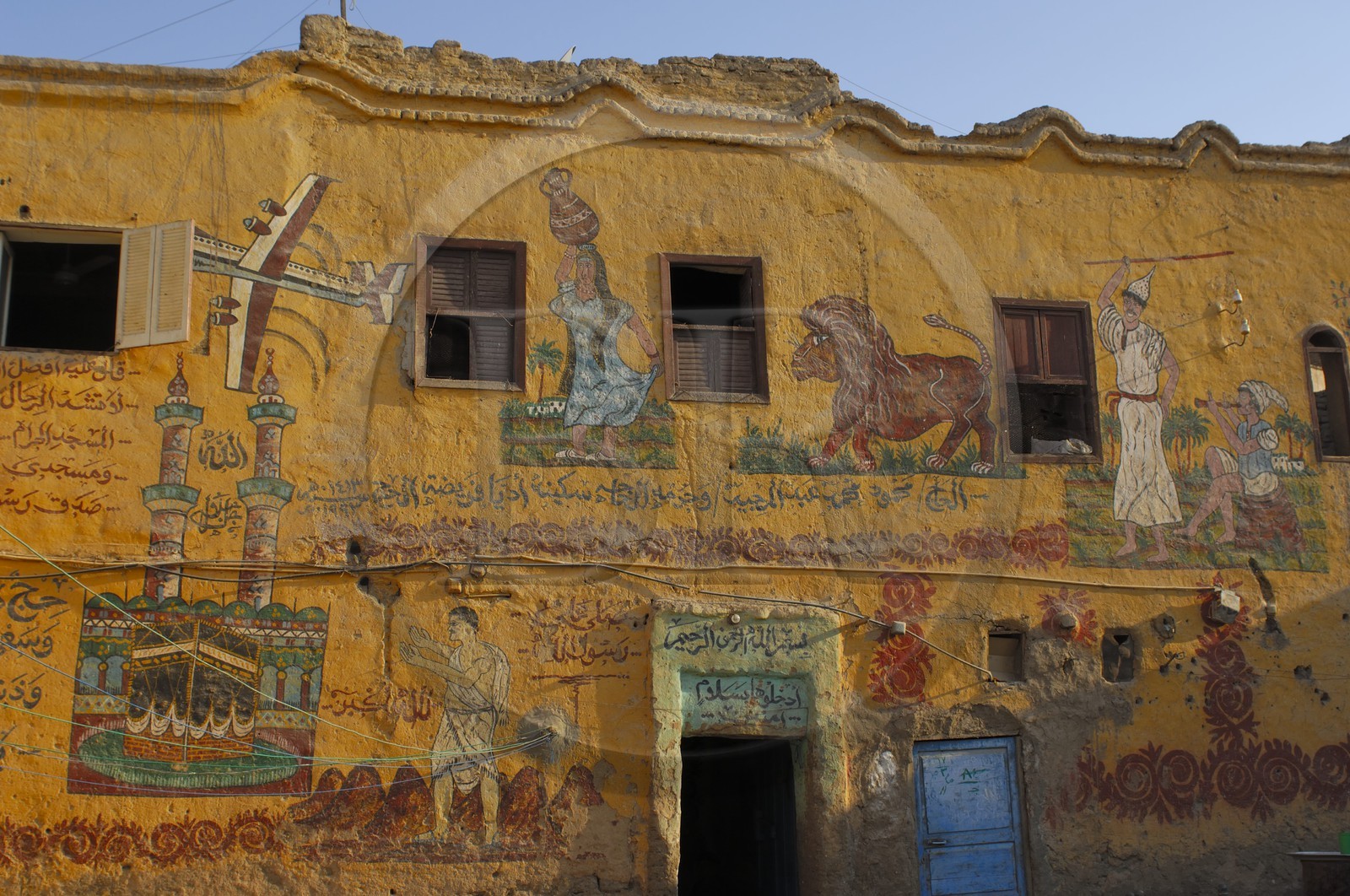 Egypte, Haute Egypte, vallée du Nil, environs de Louxor, Thèbes Ouest, nécropole thébaine, maison peinte au village de Gournah