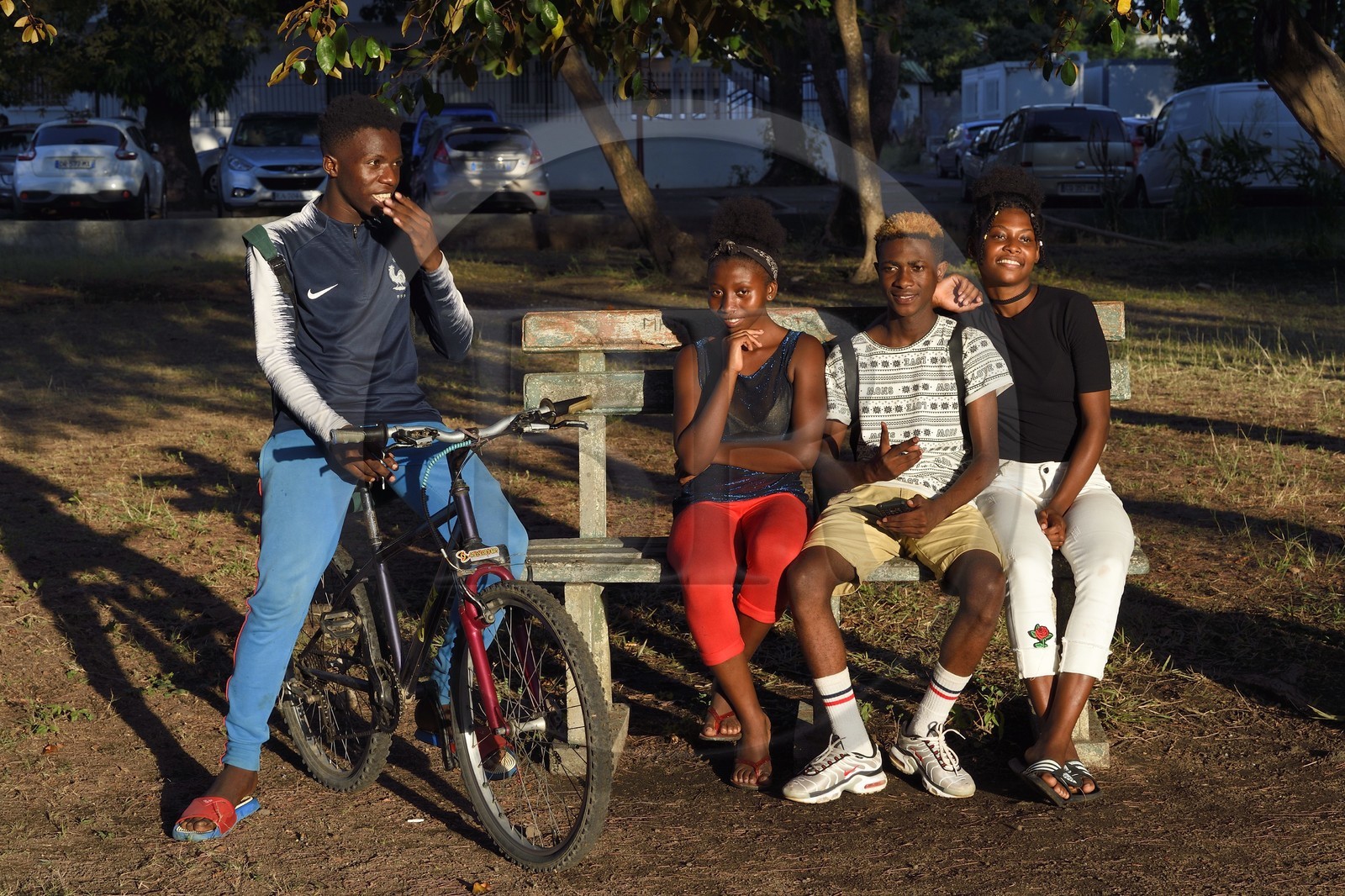 France, Ile de Mayotte, Petite-Terre, Dzaoudzi, adolescents en discussion