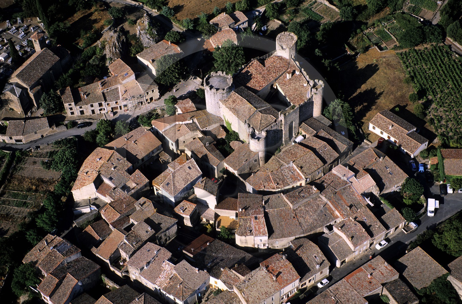 France, Aude (11), château cathare du village de Villerouge-Termenès au coeur des Corbières (vue aérienne)
