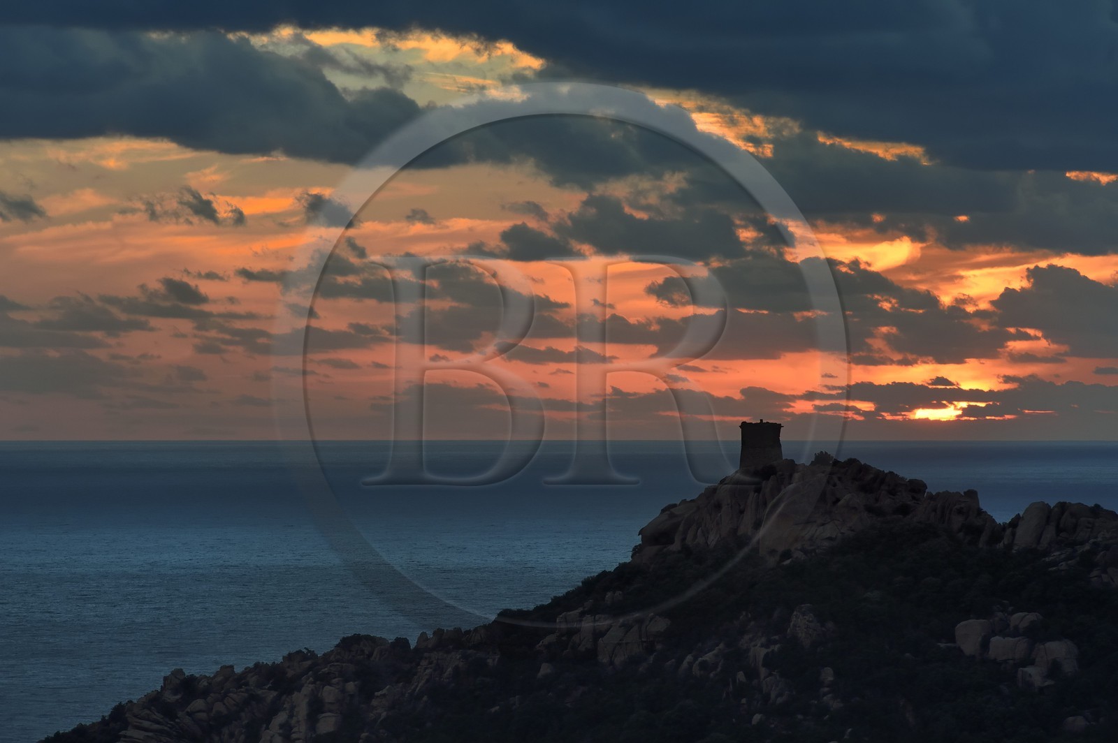 France, Corse-du-Sud (2A), le site naturel de Cala de Roccapina, la tour génoise et le rocher du Lion