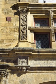 France, Dordogne (24), Périgord Noir, vallée de la Dordogne, Sarlat-la-Canéda, la maison de La Boétie construite en 1525, détail d'une fenetre