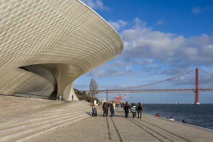 Portugal, Lisbonne, quartier de Belem, MAAT (Musée d'Art, Architecture et Technologie ou Museu de Arte, Arquitetura e Tecnologia) sur les bords du Tage, inauguré en 2016 et conçu par l'architecte britannique Amanda Levete, le pont Ponte 25 de Abril en arrière plan