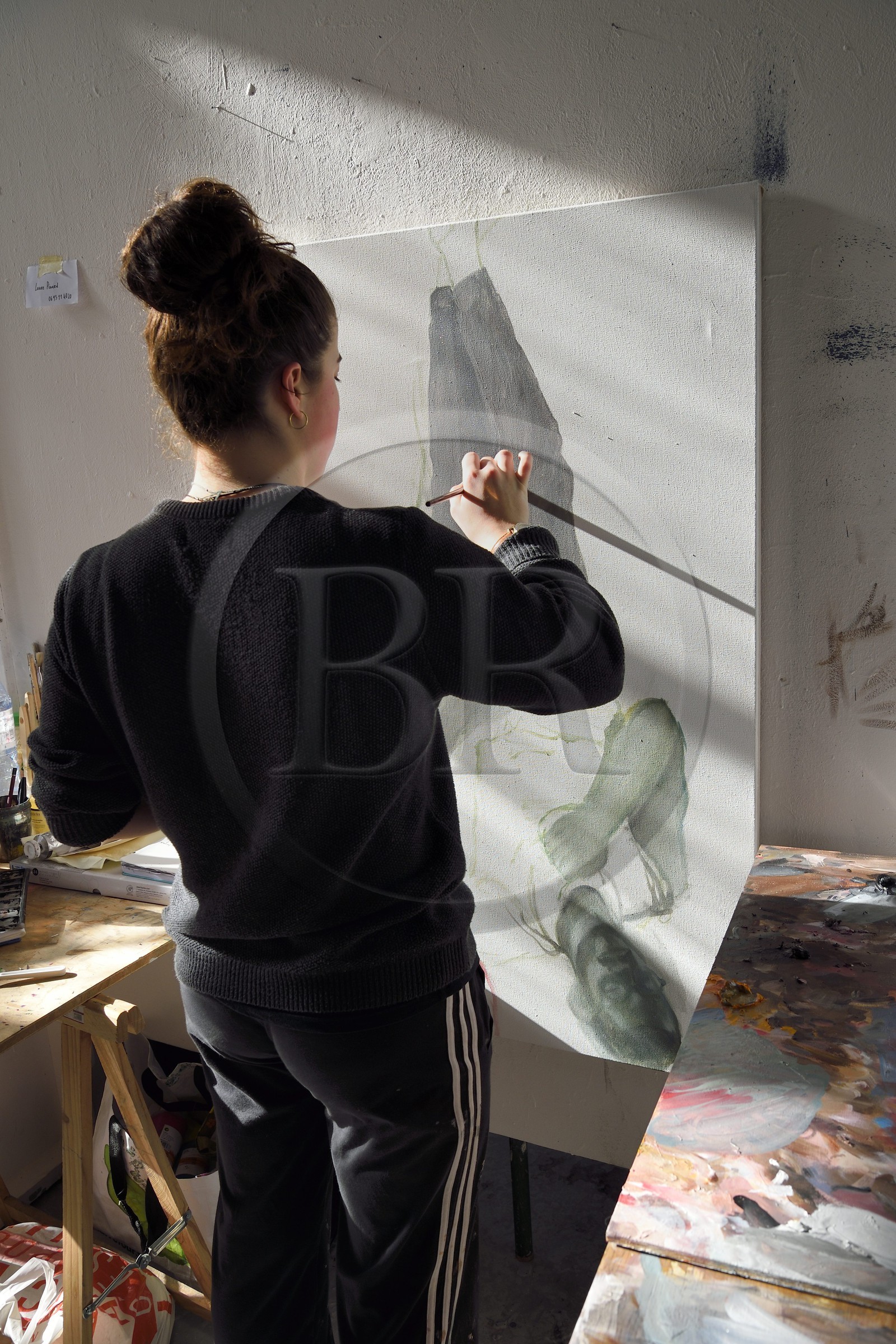 France, Paris (75), quartier de Saint-Germain-des-Prés, Ecole nationale supérieure des Beaux-Arts, batiment Chimay dans l'ancien Hotel de Chimay, atelier Jean-Michel Alberola, une étudiante entrain de peindre