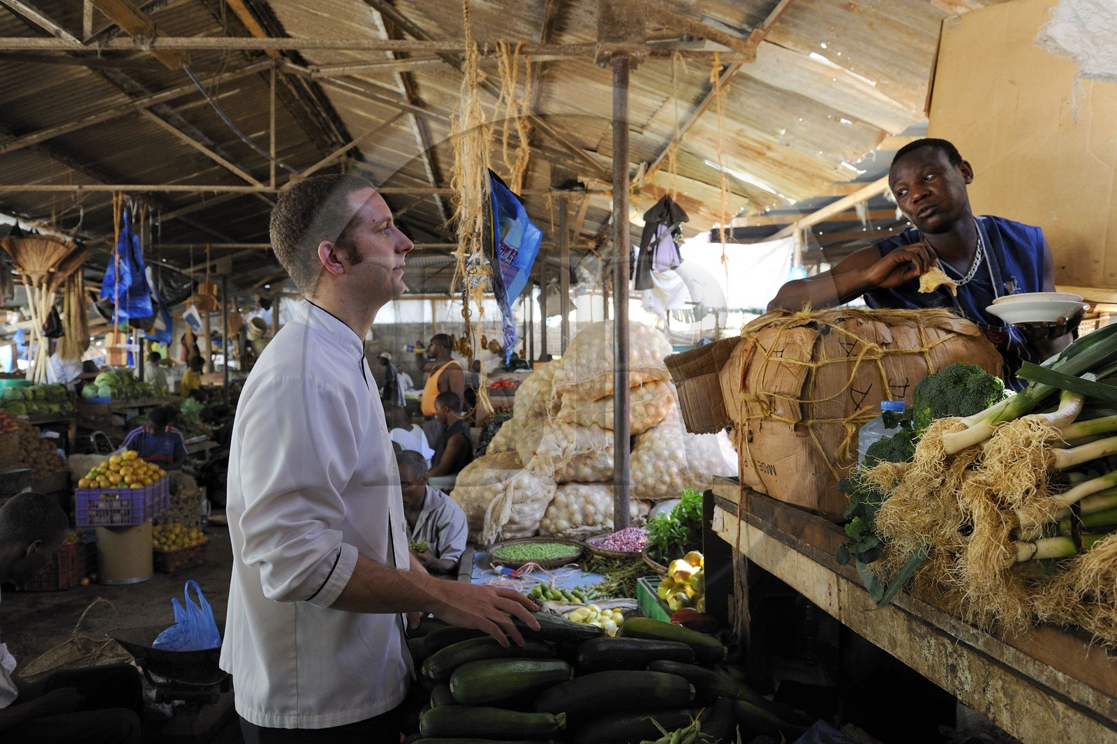 Tanzanie, Dar es-Salaam, Benoit Letellier le chef français de l'hôtel Mövenpick fait son marché à Kisutu