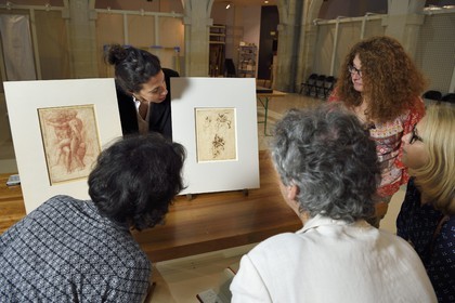 France, Pyrénées-Atlantiques (64), Pays-Basque, Bayonne, musée Bonnat-Helleu, musée des Beaux-Arts, présentation du dessin de Michel-Ange étude pour le groupe Adam et Eve de la chapelle Sixtine à gauche et une étude de Léonard de Vinci à droite