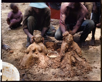 Burkina Faso, Poni province, Lobi land, Loropéni region, making of a couple of figurines, fetishes in earth in the village of Ouadara