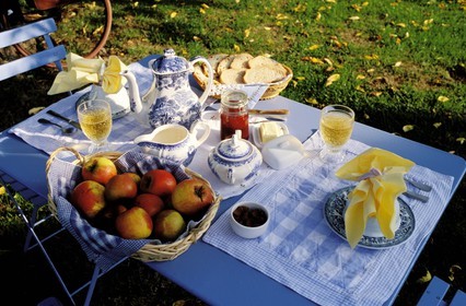 France, Calvados (14), Livaye, la ferme-auberge Les Pommiers, table de petit déjeuner dressée
