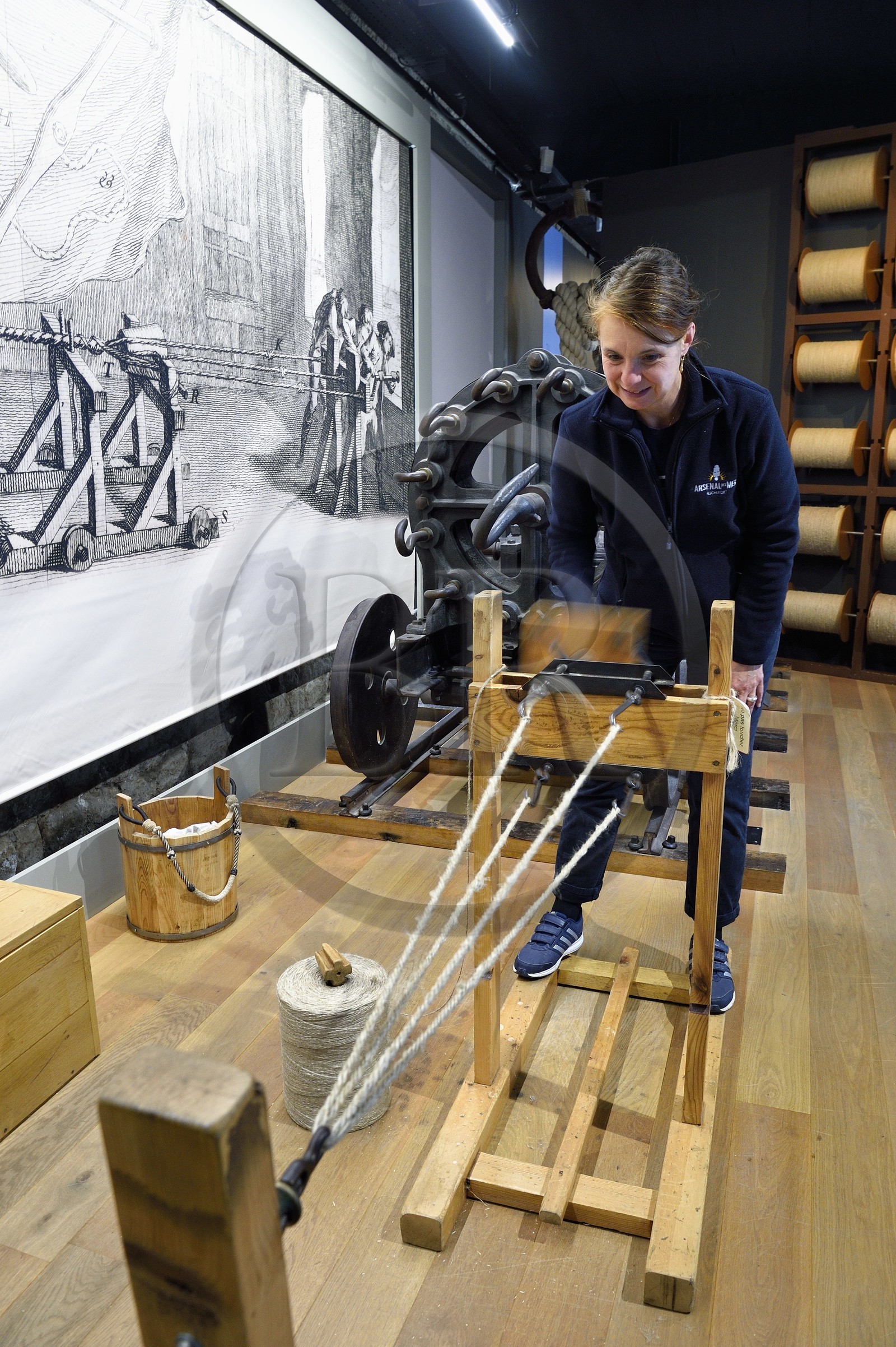 France, Charente-Maritime (17), Rochefort, Centre International de la mer dans l'ancien Arsenal maritime de Rochefort, la Corderie Royale conçue par Colbert en 1666, démonstration du métier de cordier, le commettage et le toronnage qui permet de fabriquer la corde à partir de fils