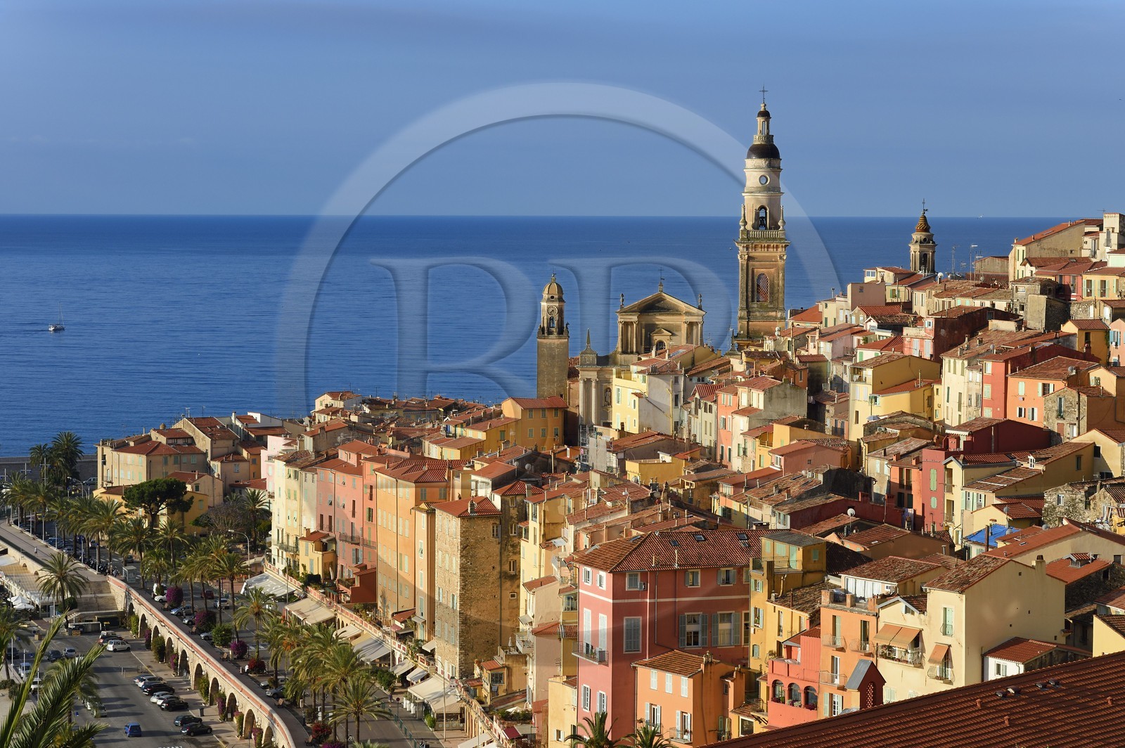 France, Alpes-Maritimes (06), Menton, la vieille ville dominée par la Basilique Saint Michel