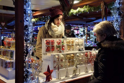France, Bas-Rhin (67), Strasbourg, vieille ville classée au Patrimoine Mondial de l'UNESCO, le Marché de Noel (Christkindelsmarik) place Sainte-Etienne, étal vendant des boules de Noel