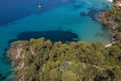France, Var (83), Rayol-Canadel-sur-Mer, Domaine du Rayol, propriété du conservatoire du littoral mention obligatoire, le jardin des Méditerranées conçu par le paysagiste Gilles Clément, zone du sentier marin dans le Jardin Marin (vue aérienne)