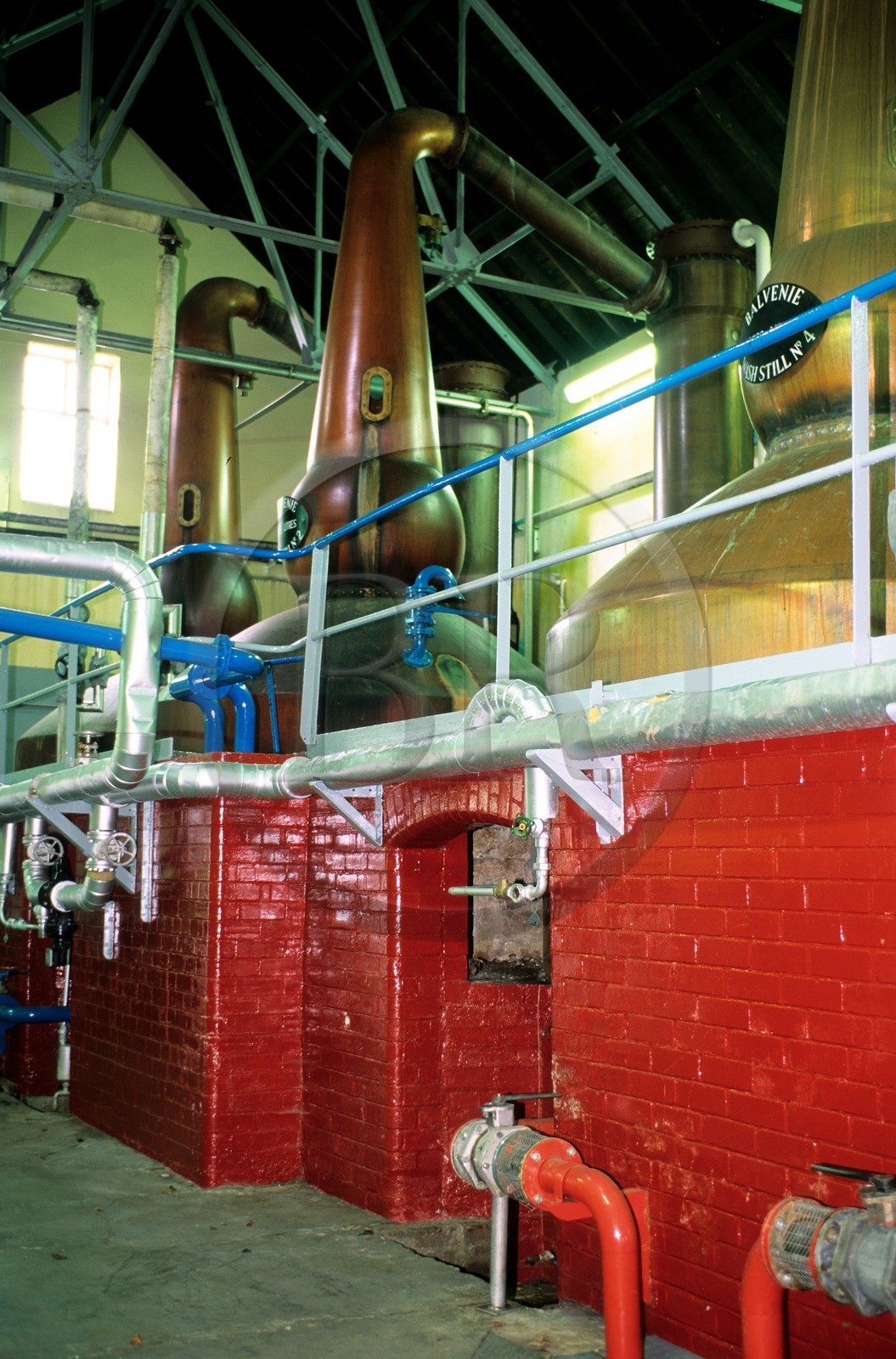 Royaume-Uni, Ecosse, îles Orcades, distillerie de whisky Highland Park, alambics en cuivre traditionnel pour la double distillation du whisky