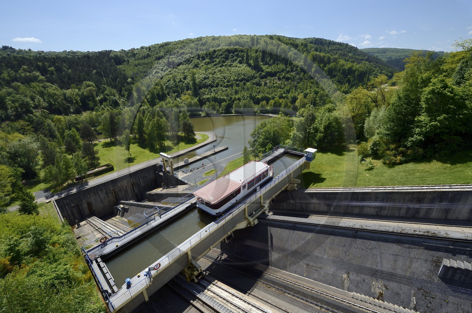 France, Moselle (57), le plan incliné de Saint-Louis-Arzviller est un ascenseur à bateaux qui fait partie du canal de la Marne au Rhin et  et permet la traversée des Vosges, il remplace 17 écluses