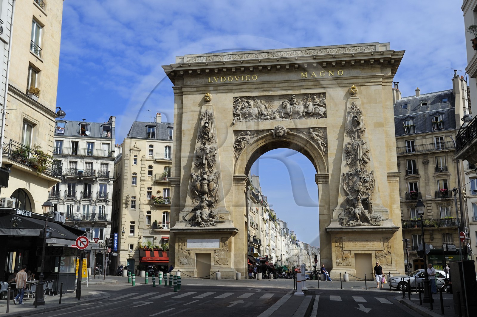 France, Paris (75), la porte Saint-Denis commanditée par Louis XIV et immeubles de la rue du faubourg Saint-Denis boulevard Bonne nouvelle