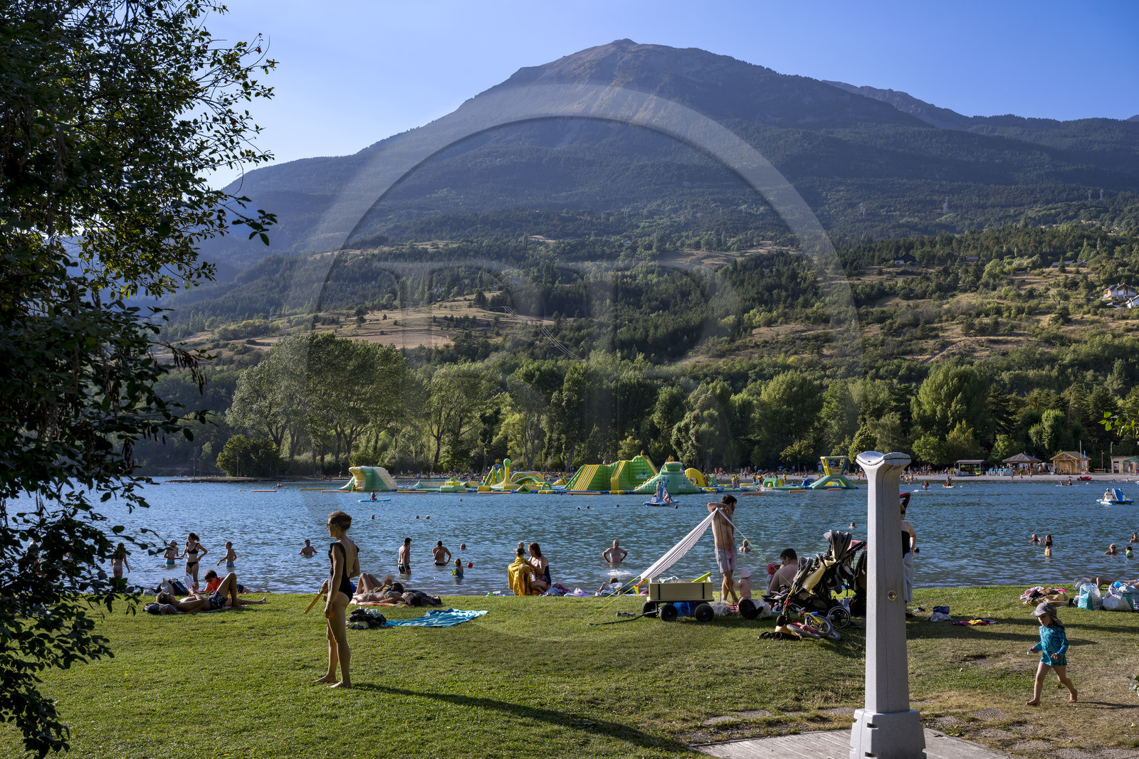 France, Hautes Alpes (05), Embrun, la base de loisirs sur le plan d'eau d'Embrun isolé du lac de Serre Ponçon par une digue promenade