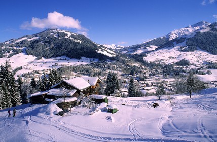 Suisse, région de Bern (Oberland Bernois), Gstaad, ferme sur l' Eggli enneigé