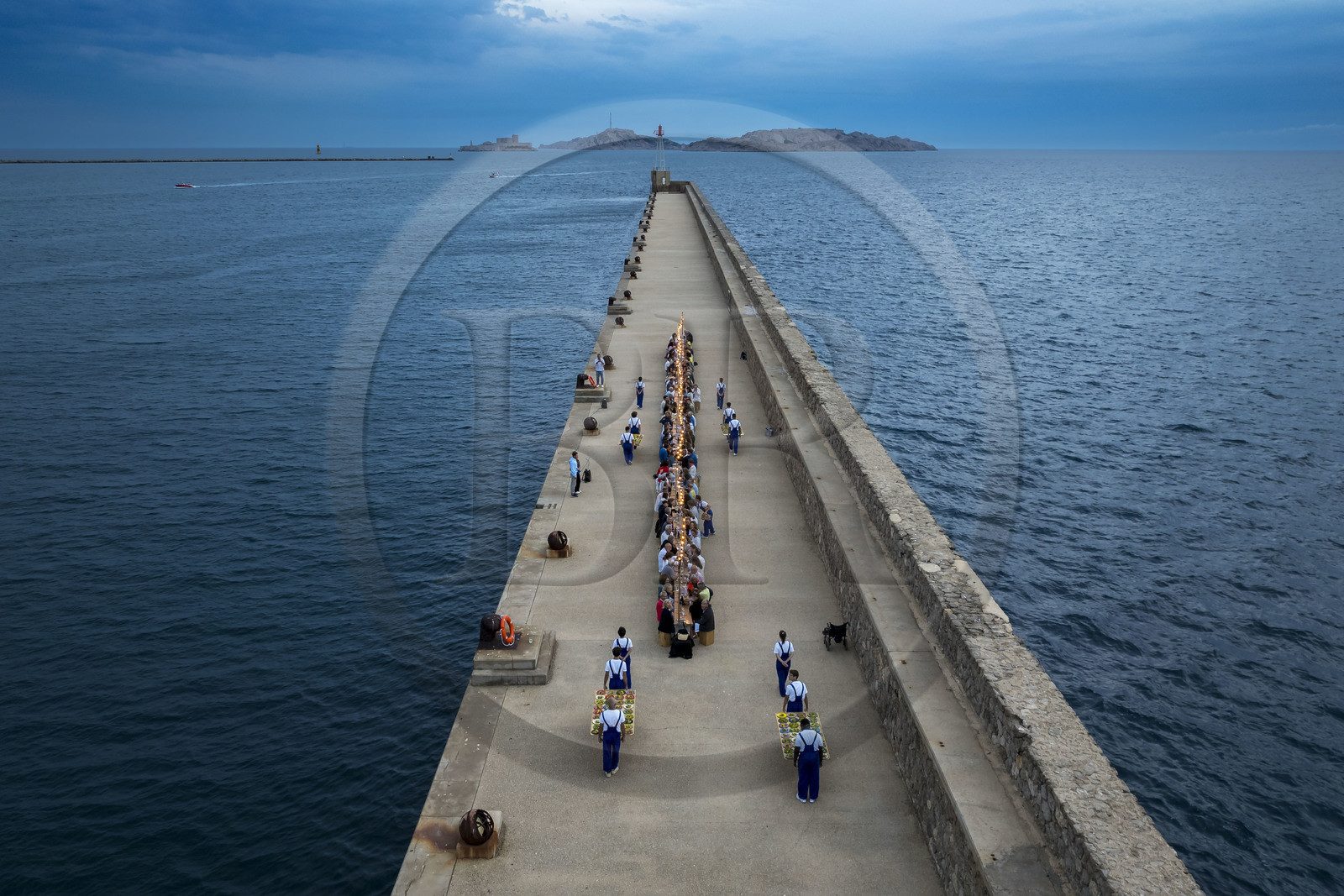 France, Bouches-du-Rhône (13), Marseille, Zone Euroméditerranée, grand port maritime de Marseille (GPMM), la digue du large, convives attablés à une grand table de banquet dressée par le chef Emmanuel Perrodin dans le cadre des Diners Insolites, l’Archipel des îles du Frioul avec le Chateau d'If en arrière plan (vue aérienne)