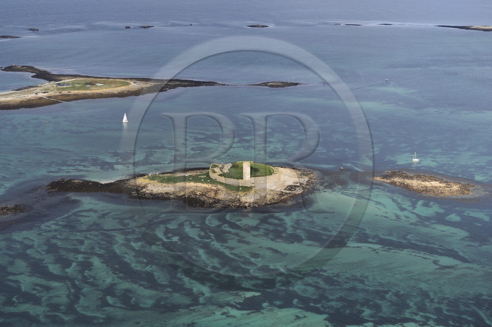 France, Finistère (29), La Foret Fouesnant, archipel des Glénan, Fort Cigogne sur l'Ile Cigogne et Ile de Bananec en arrière plan (vue aérienne)