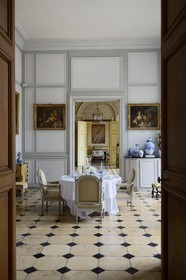 France, Meurthe-et-Moselle (54), pays du Saintois, chateau des Beauvau-Craon dit chateau d'Haroué, table dressée dans une pièce du rez de chaussé