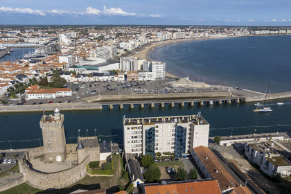 France, Vendée (85), Les-Sables-d'Olonne, la Tour d'Arundel du XIVème siècle, ancien donjon reconverti en phare et musée de la mer, dominant le chenal d'accès aux ports, la Grande Plage et les immeubles du front de mer en arrière plan (vue aérienne)